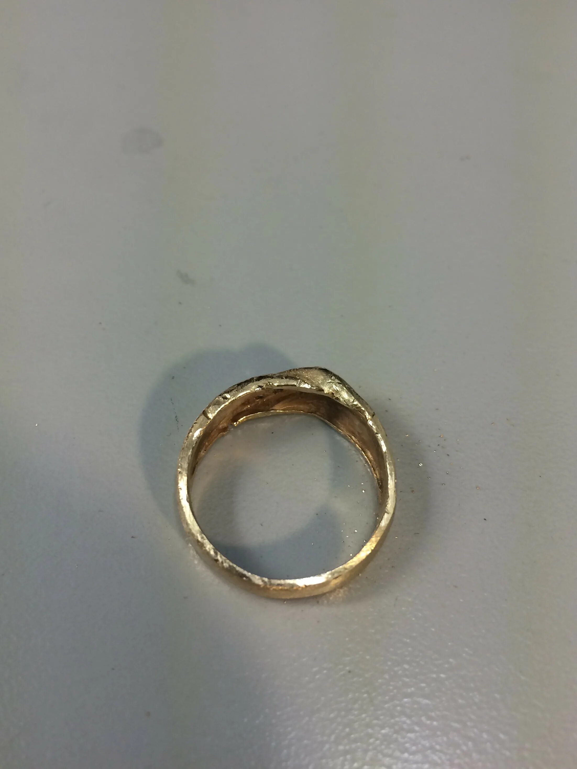 Сломанное кольцо. Погнутое кольцо. Погнутое обручальное кольцо. Сломанное золотое кольцо
