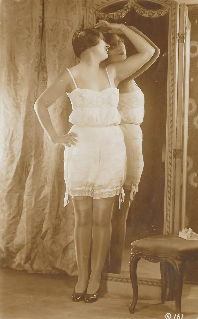 никола гриффин грудь. нижнее белье для старух. пожилые женщины в рейтузах. красивое белье для пожилых женщин. Helena schargel.