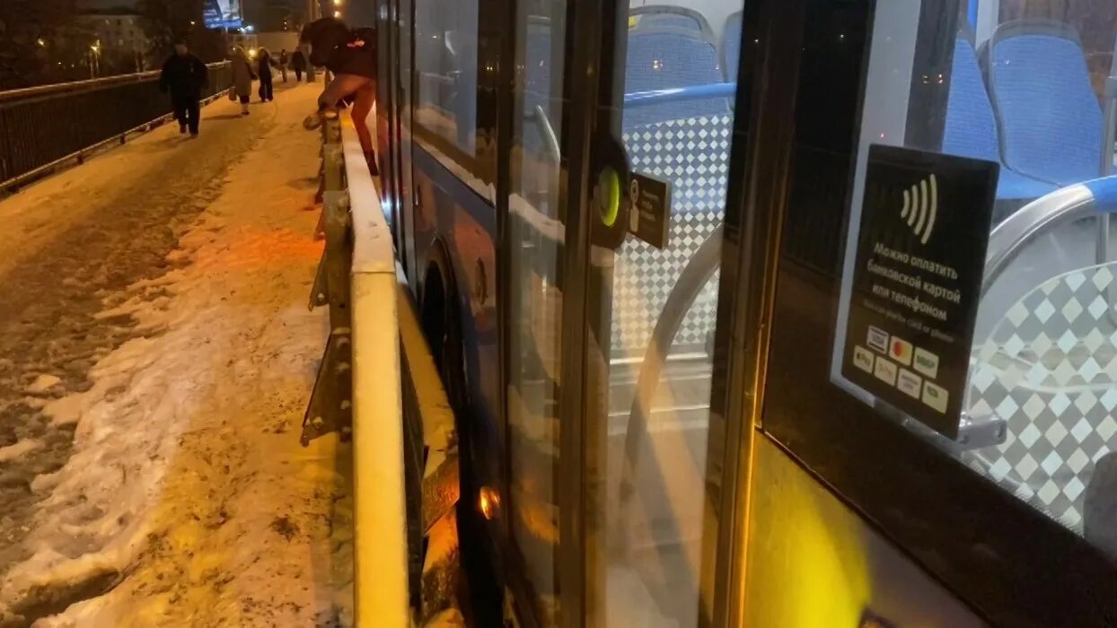 Автобус гололед. Общественный транспорт москвы. московские маршрутки. автобус москва. водитель общественного транспорта.