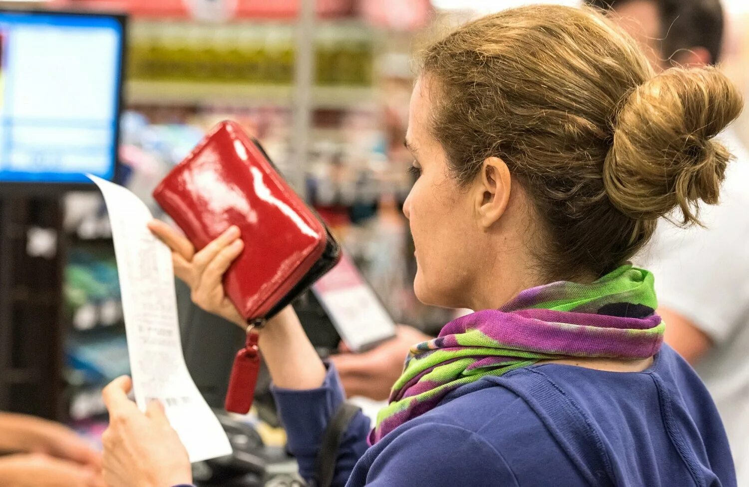 Разбор гардероба. Женщина в магазине одежды. Девушка выбирает платье в гардеробной. Я обновила свой гардероб. Разбор гардероба.