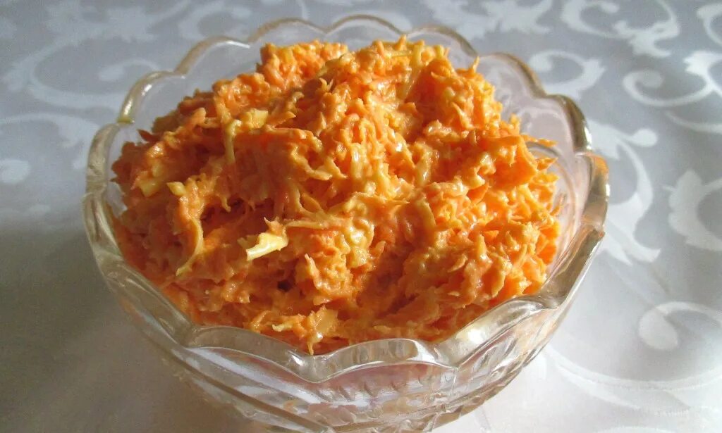 Салат с морковкой и чесноком. Салат с морковью и сыром рецепт. Салат с морковью и сыром рецепт. Салат из моркови с чесноком и сыром. Салат морковь с сыром.
