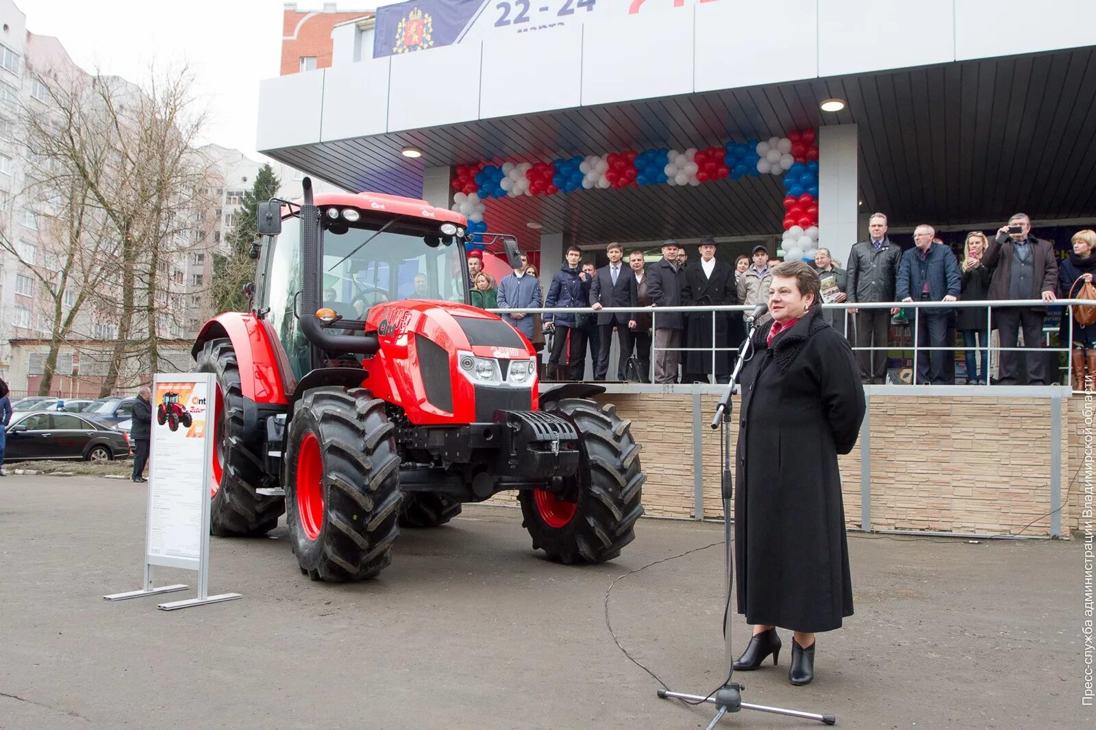 Тракторный магазин во владимире. Владимирский моторо-тракторный завод. Трактор Ant 4135f. Ковровский тракторный завод трактора.