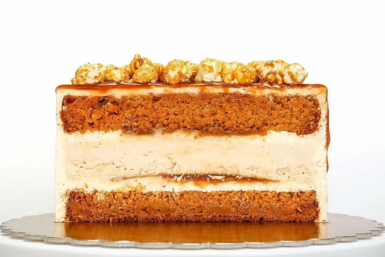Карамель в торт прослойка. Бисквитный торт с карамелью. Торт с ванильным бисквитом. Торт с грушевым конфи. Шоколадный торт с карамельным кремом.