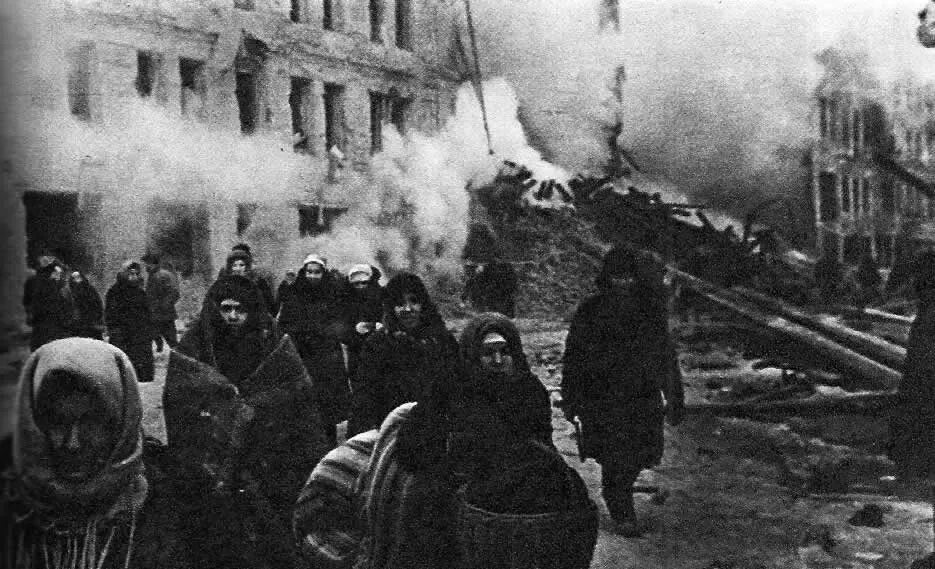 Когда фашисты окружили ленинград. Блокада Ленинграда лето 1942. Бомбежка Ленинграда в блокаду. Эвакуация из блокадного Ленинграда 1942.