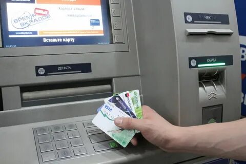 Как в банкомате снять деньги с карточки