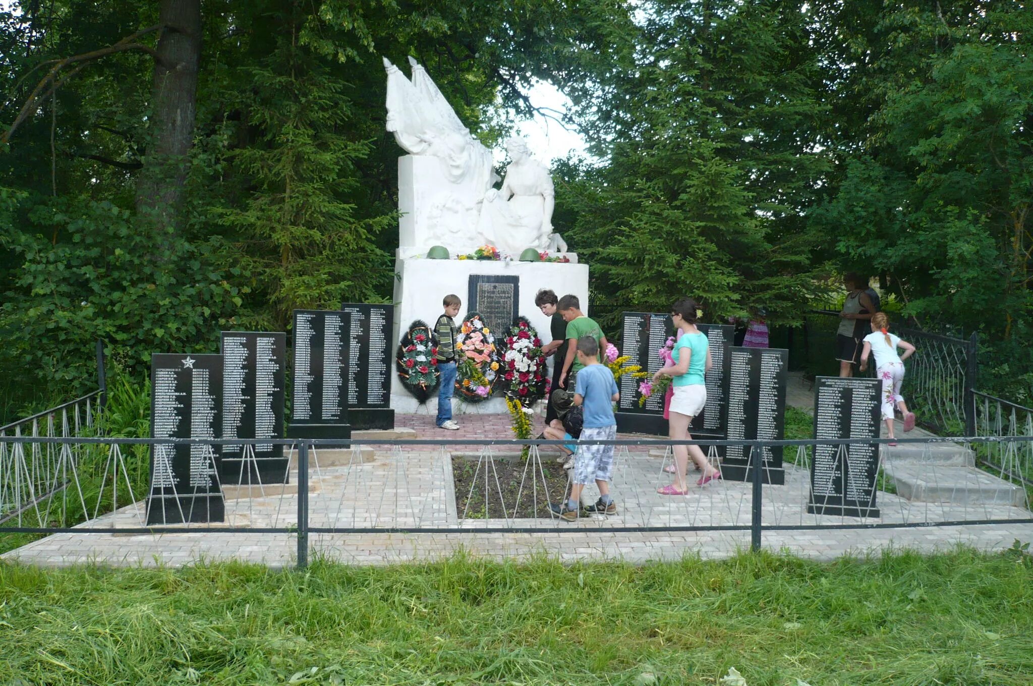 Село шанский завод братская могила. Село шанский завод калужская область. Село шанский завод. Шанский завод калужская область. Погода шанский завод калужской.