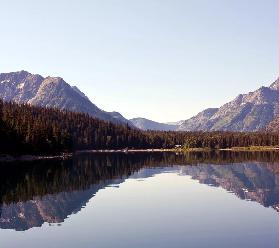 Lake download. Озеро около гор. Озеро окруженное лесом. Горы рядом с озером. Горы, озеро, Mountains, Lake.