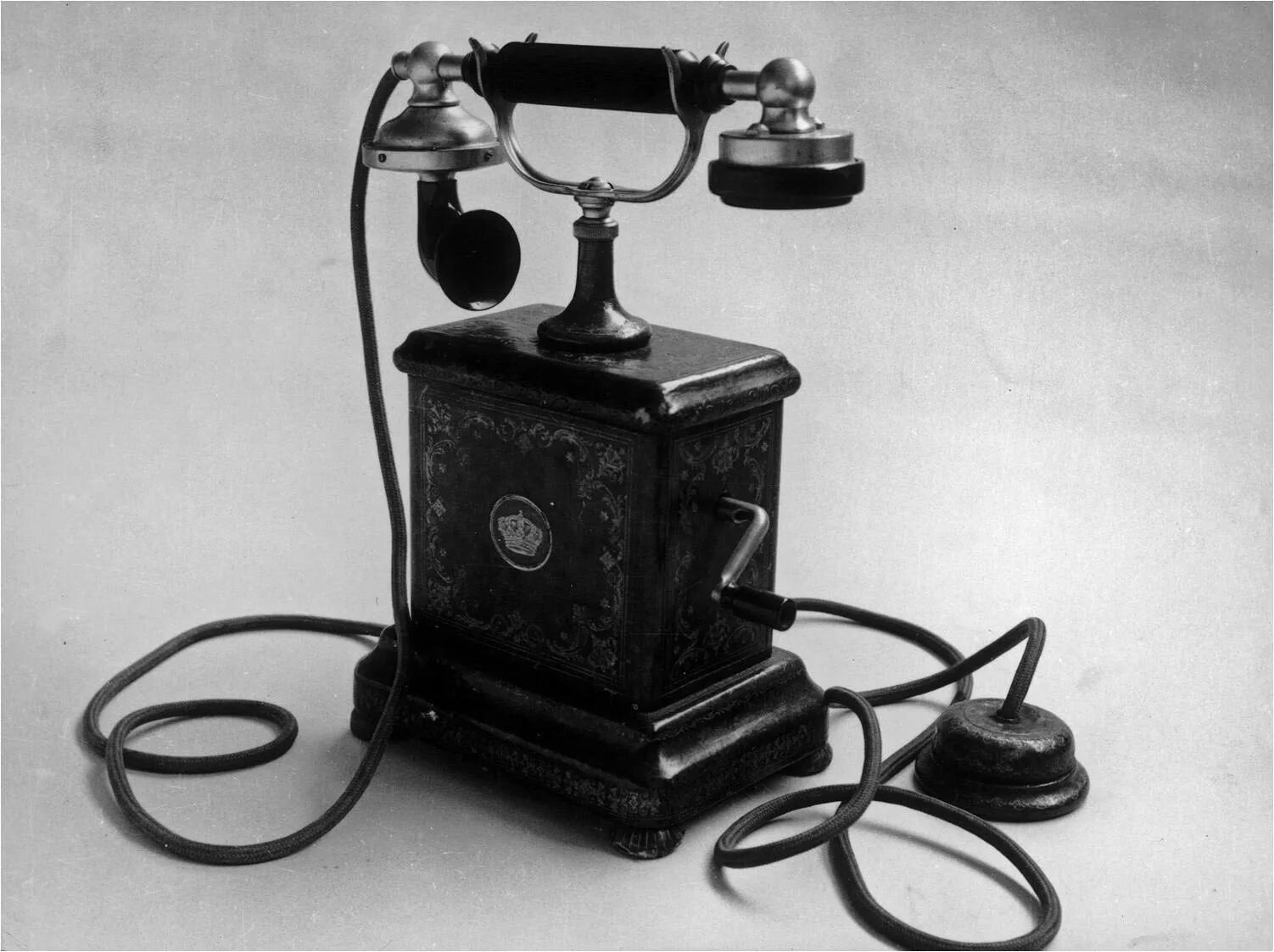 Телеграф 19 века. Телеграф 20 века. Первый телефонный аппарат. Первый телефон.