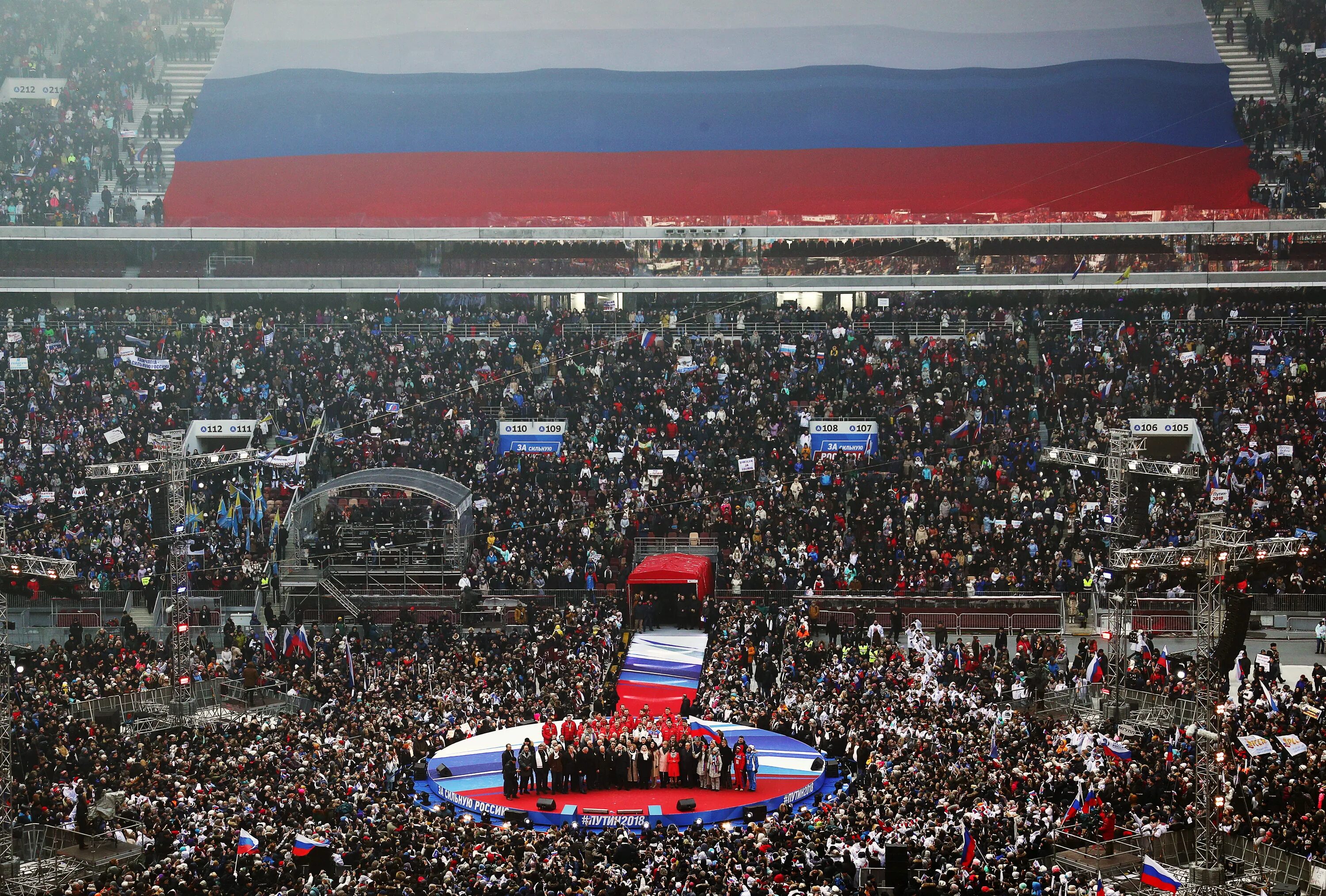 Митинг в Лужниках в поддержку Путина. Митинг в Лужниках в поддержку Путина 2018. Концерт в поддержку Путина в Лужниках. Россия сильна запад