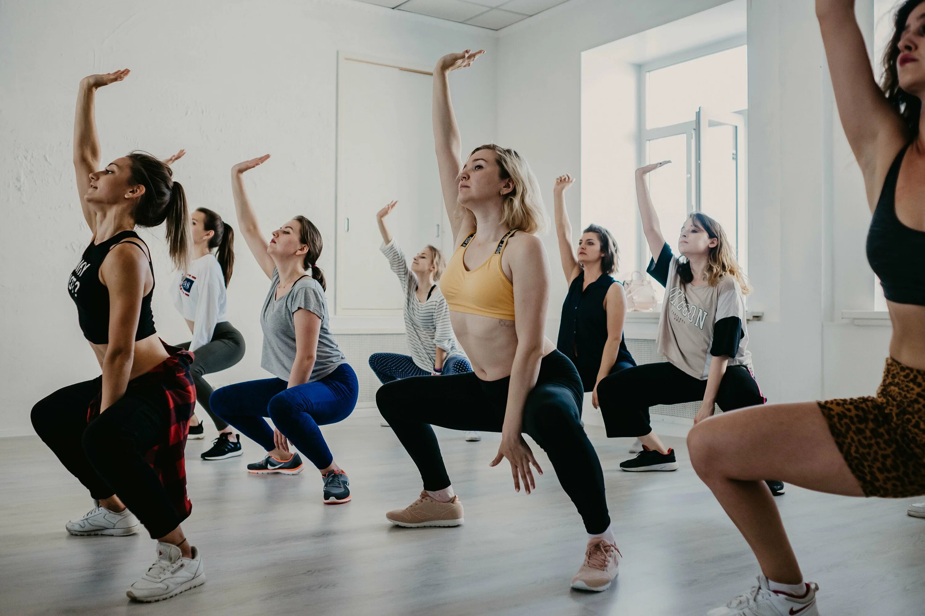 Танцевальная студия. Школа танцев kononov concept санкт-петербург. Школа современных танцев. Костюмы хип хоп тодес. Про питер школа танцев.