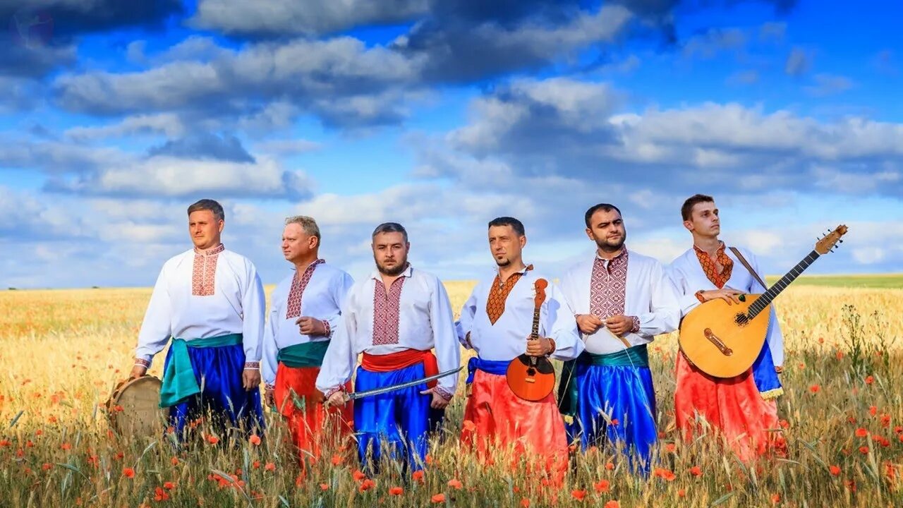 Чарышский казачий народный хор. Украинские казаки. Казак с баяном. Казачий песенный фольклор кубани. Певцы казаки популярные фото.