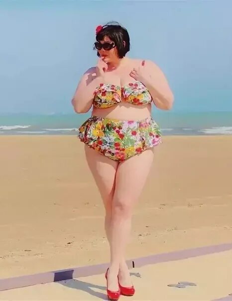 Толстые девушки на пляже фото