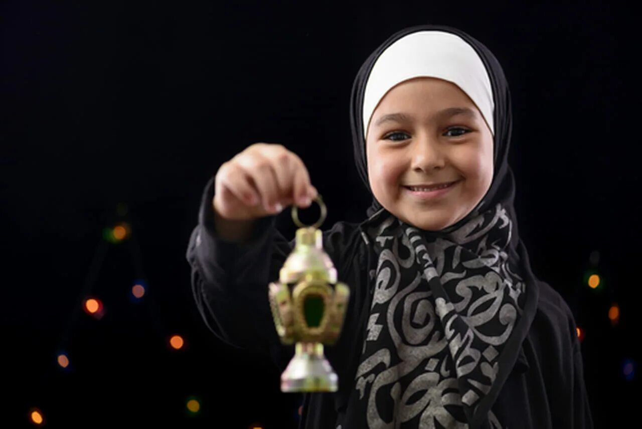 Можно ли обниматься с девушкой в рамадан. Фотосессия мусульманки для Рамадан. Фото Happy Ramadan. Рамадан для детей. Исламский девушки Рамадан.