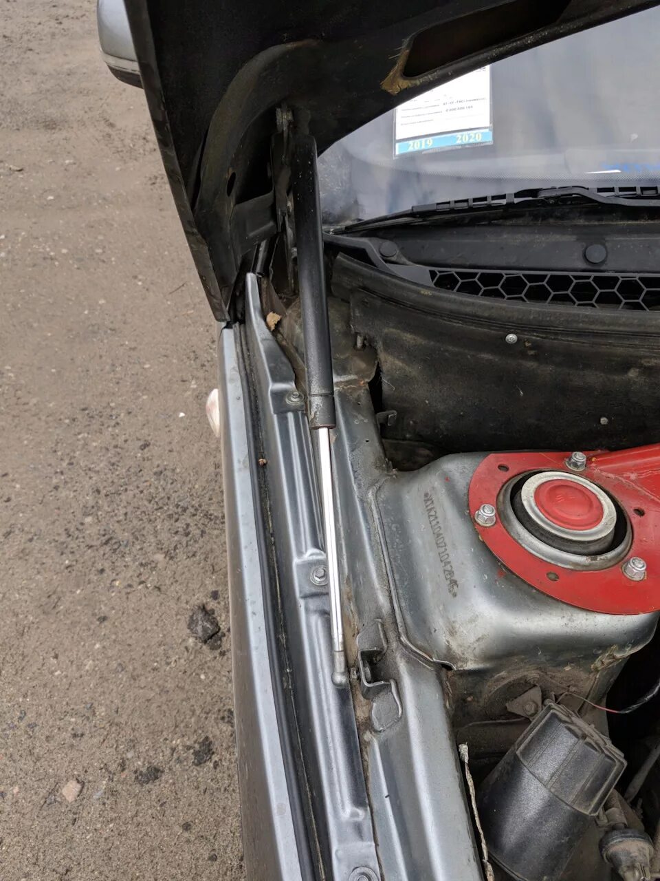 Как поменять газовый упор капота 9. Замена газового упора капота Audi A4 (B7), 2 л, 2007 года своими руками DRI