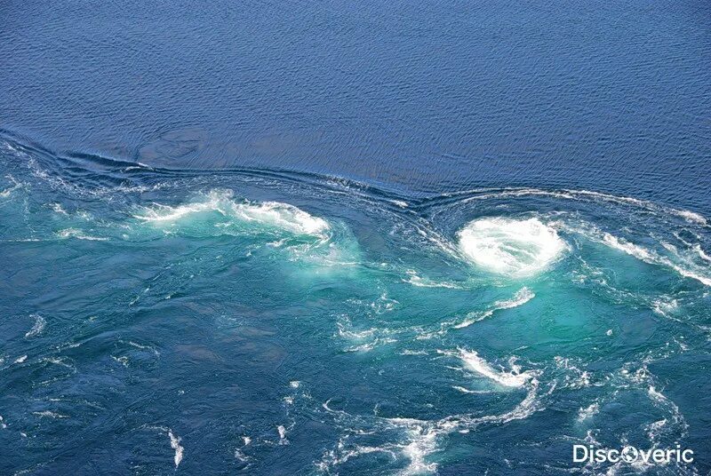 Самое мощное течение в мире. Водоворот Сальстраумен. Течение Сальстраумен Норвегия. Гольфстрим Норвегия. Водоворот мальстрём, Норвегия.