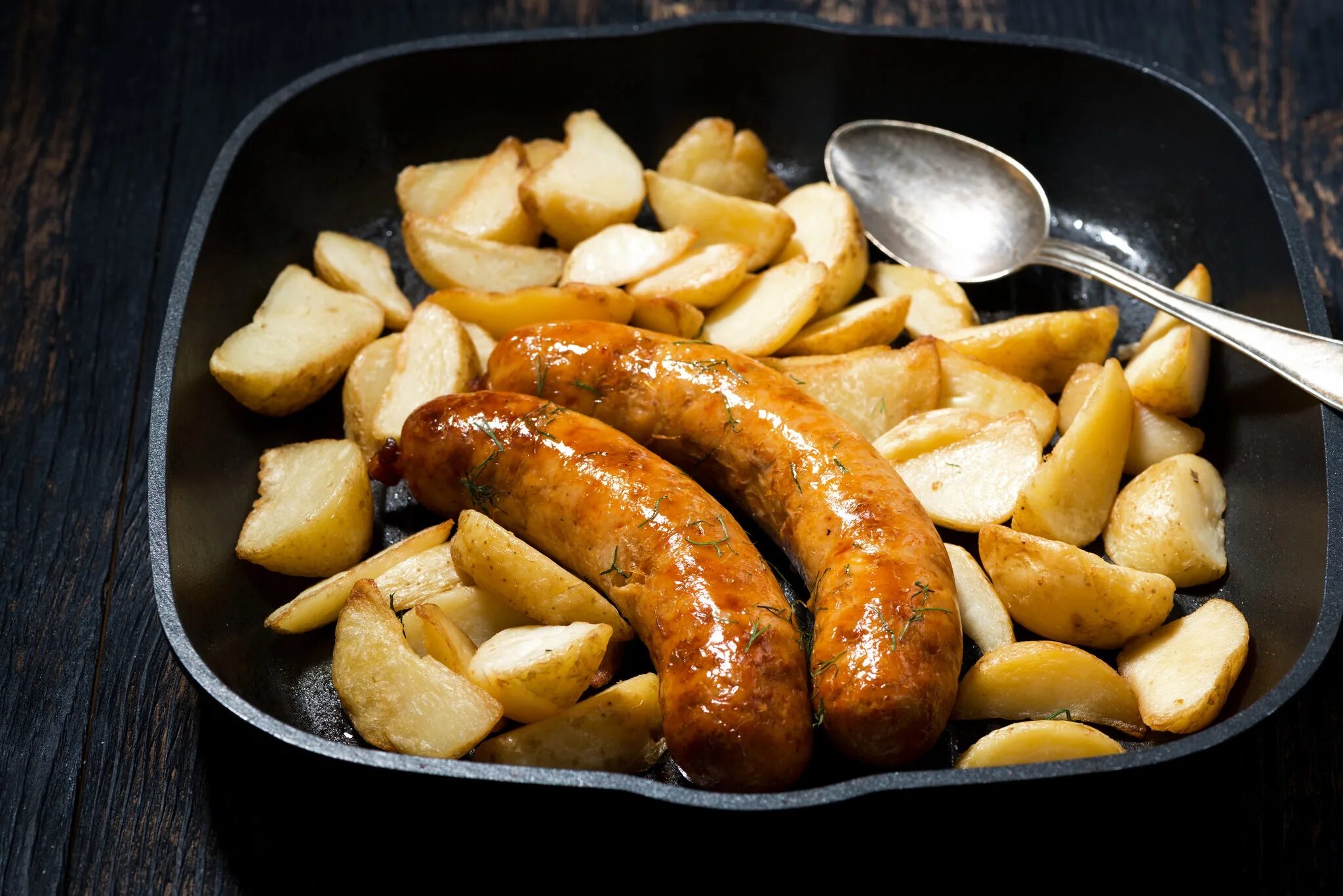Приготовить колбаски с картошкой