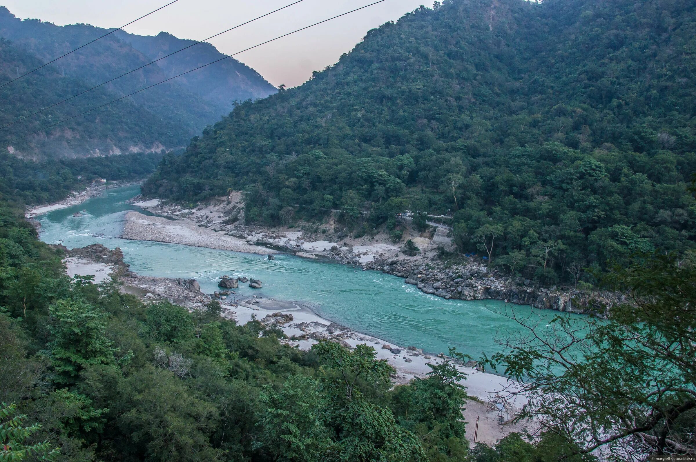 Какие реки берут начало в гималаях. Река Ганга Ришикеш. Гималаи Индия река ганг. Исток реки ганг. Ганга река поток Ришикеш.