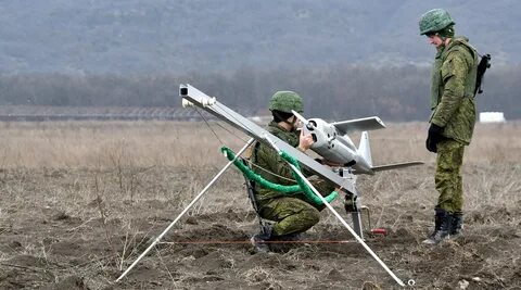 Запускает беспилотник