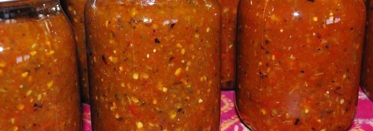 Аджика из помидор и кабачков на зиму. Аджика из кабачков. аджика из кабачков на зиму. аджика на 3 килограмма кабачков. аджика из кабачков кусочками.