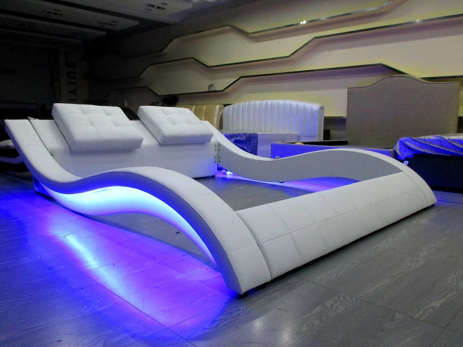 Купить будущие. Необычные кровати. Кровать необычной формы. Кровать в футуристическом стиле. Необычные диваны.