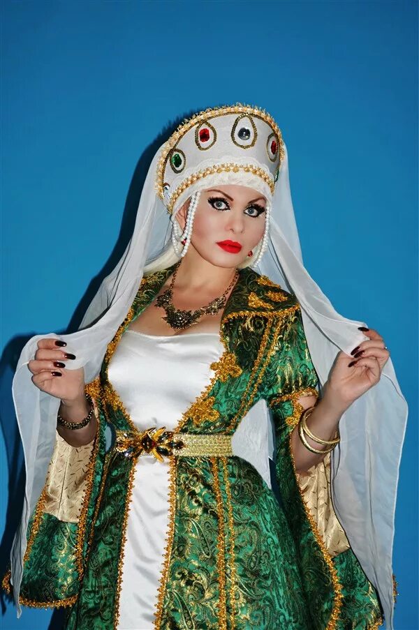 платье хозяйки медной горы было расшито