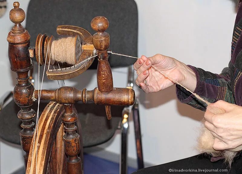 Как прясть шерсть. Как прясть шерсть. Прядение шерсти на веретене. Прядение овечьей шерсти. Как прясть шерсть.