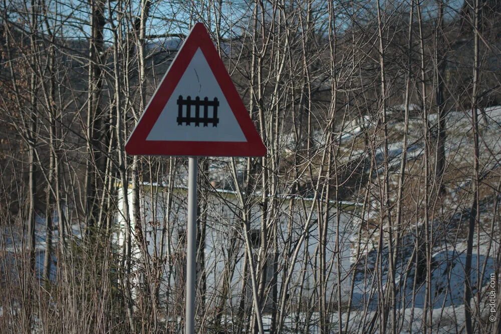 1 железнодорожный переезд со шлагбаумом. жд знак стоп. значок железный. 2 «железнодорожный шлагбаум». железнодорожные знаки.