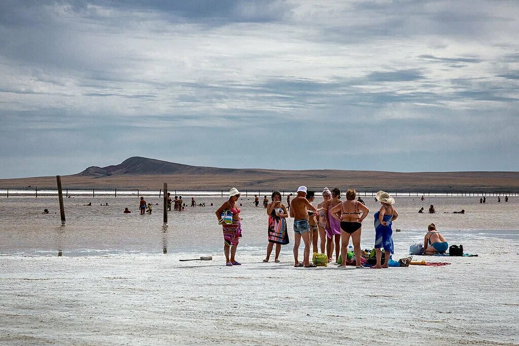 Баскунчак соленое озеро санаторий. Соленое озеро баскунчак астраханская. Отдых на соленом озере. Отдых на соленом озере. Озеро баскунчак астраханская.