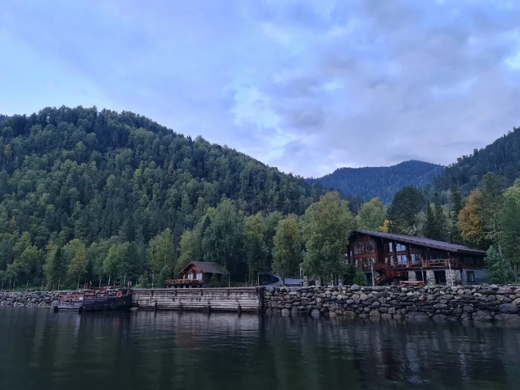 Altay village. Altay Village Teletskoe. Лучшие отели Алтая. Хозяин Алтай Вилладж Телецкое в шляпе. Алтай Виладж вакансии Телецкое.