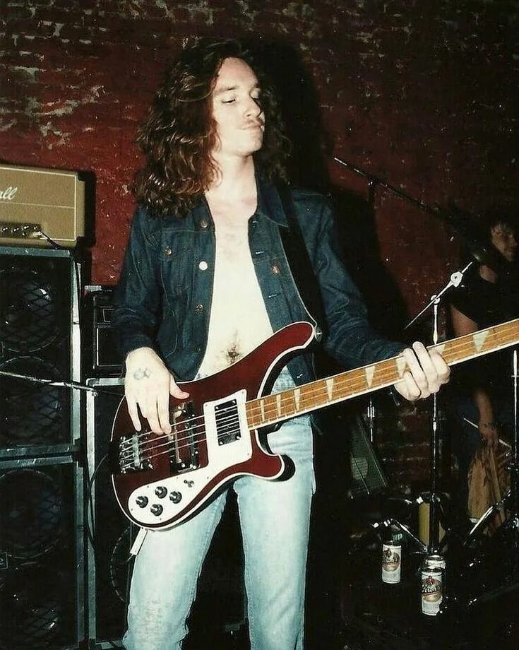 Гитара клиффа бертона. Клифф бертон рикенбекер. cliff burton rickenbacker. rickenbacker bass cliff burton. бас гитара клиффа бертона.