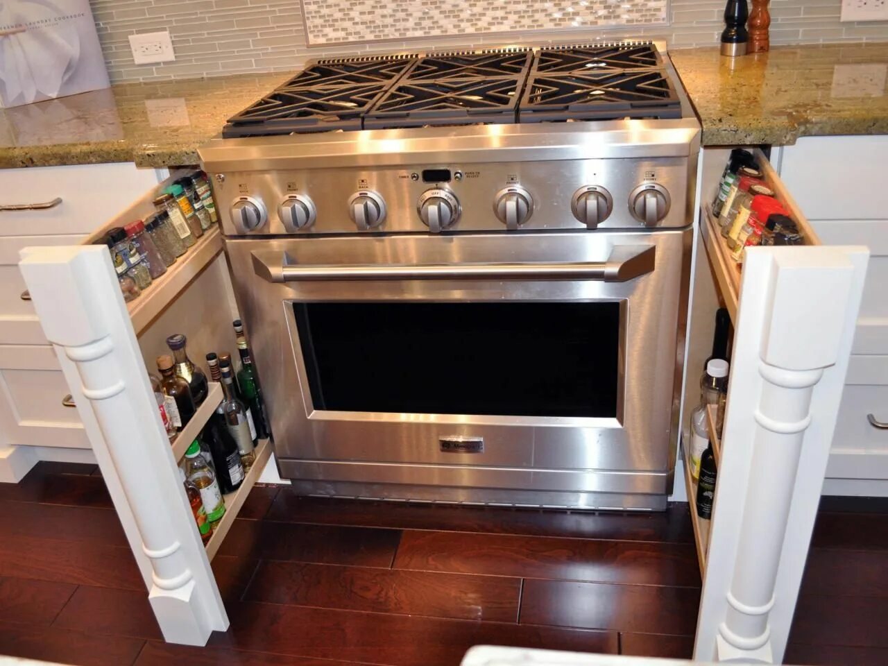 Электроплита в интерьере. Красивая газовая плита с духовкой. Kitchen stove. Kitchen stove перевод. Kitchen with oven.