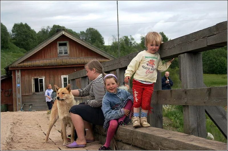 Летом я была у бабушки. Лето у бабушки в деревне. Дети в сельской местности. Лето в деревне дети. Детвора в деревне.