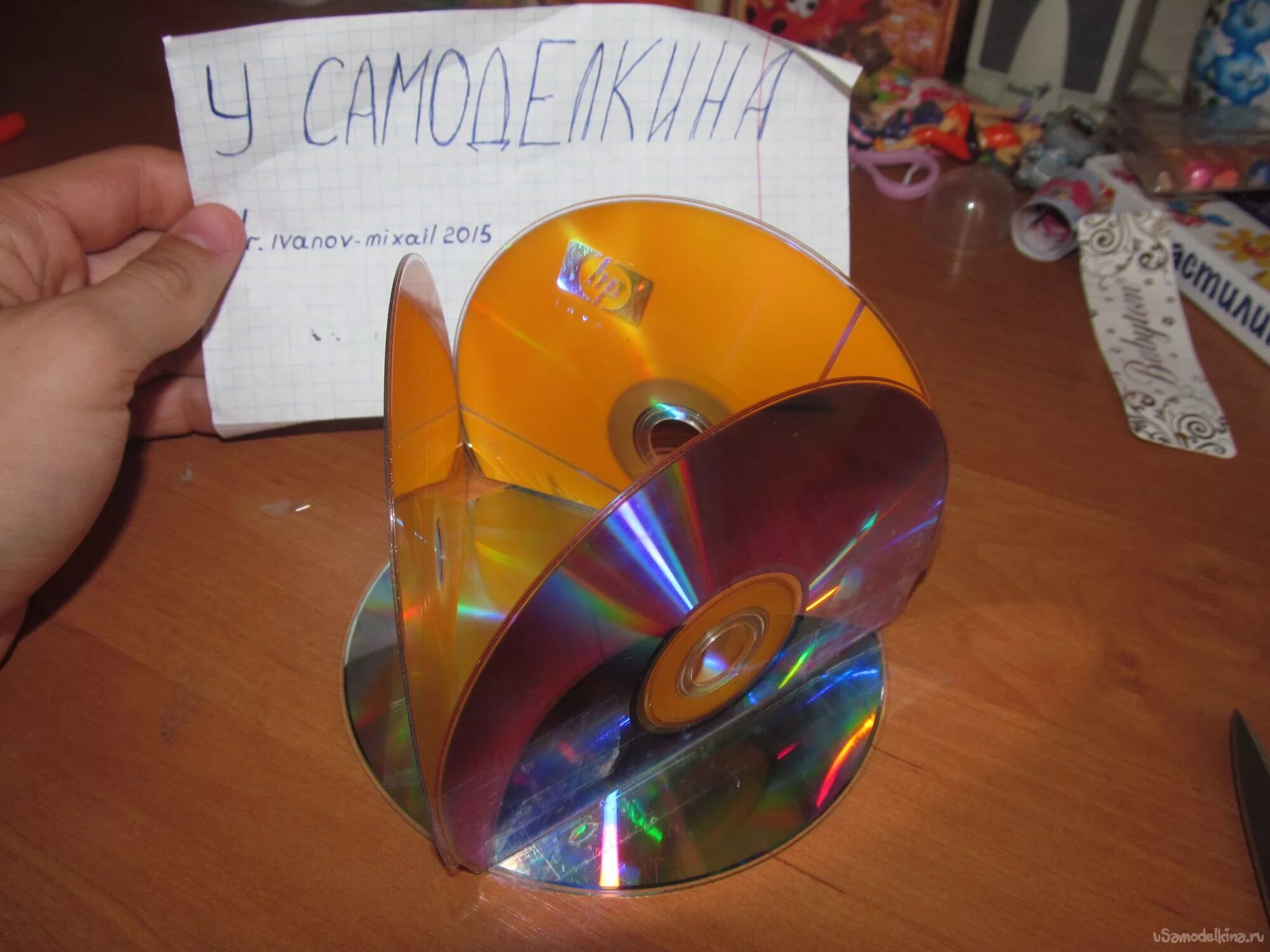 Cd в подарок интернет. Поделки из дисков. Подсвечник из компакт дисков. Поделки из компакт дисков. Поделки из СД дисков.