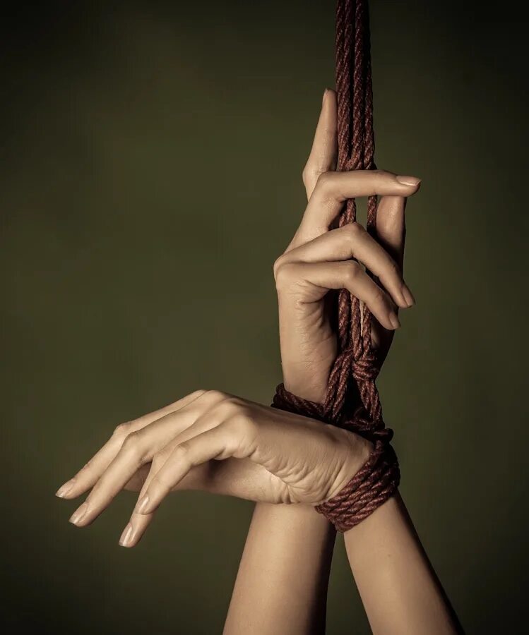 How to tie up girl with rope. Hands bound behind back. Связанная женщина. Связанные веревкой. Связанные руки девушки.