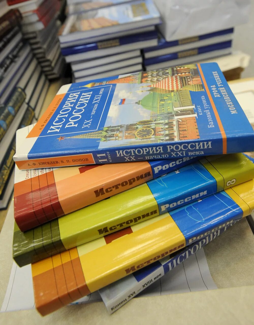 учебники. стопка книг. новые учебники. самые новые учебники. учебники.