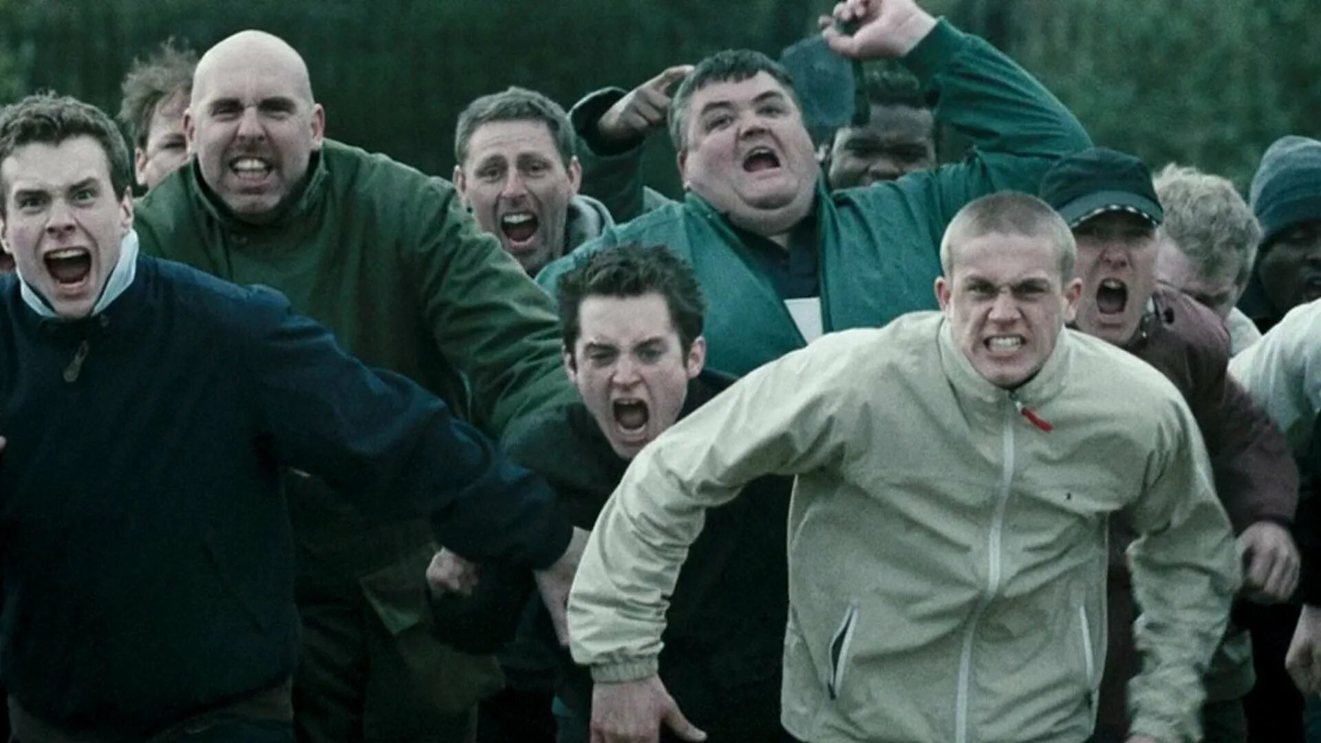 Хулиганы 4. Элайджа вуд хулиганы зеленой улицы. хулиганы фильм 2005. хулиганы 2005 пит. фильм хулиганы 2004.