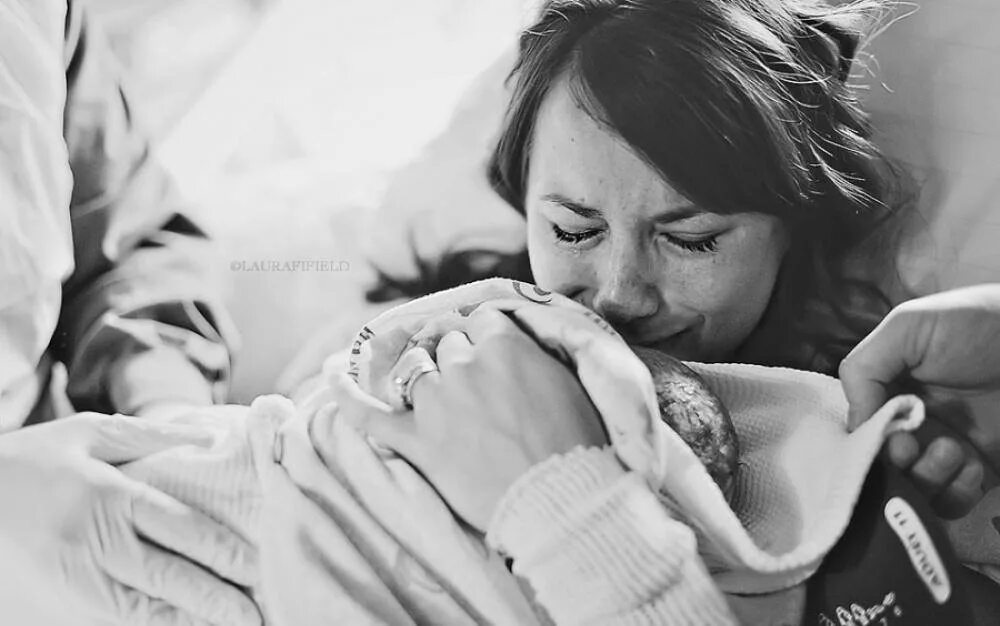 Женщина с ребенком. Укладывание ребенка. Обнимаются и плачут. Мать успокаивает ребенка. Сон обнимать плачущую маму.