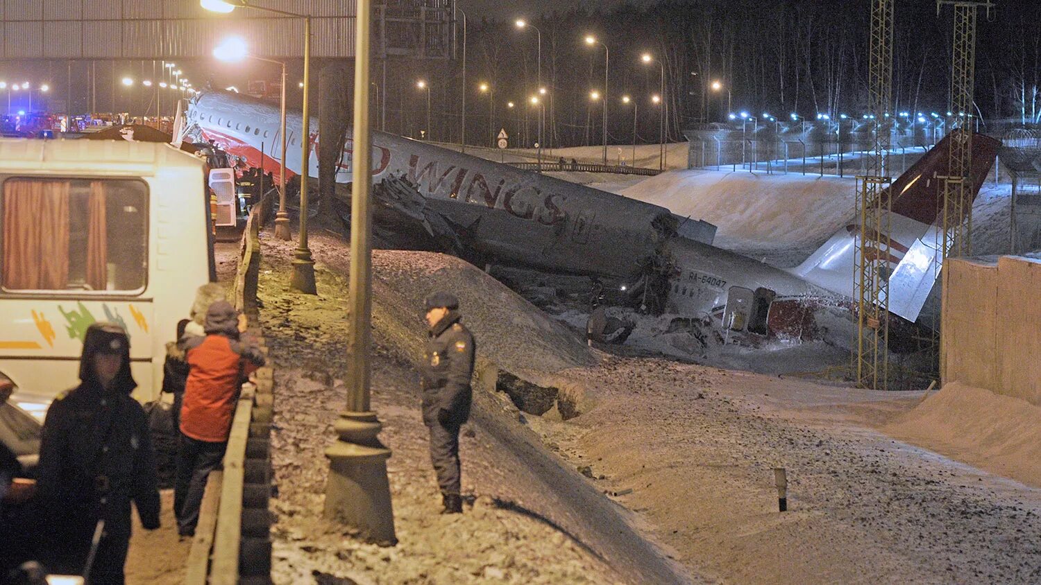 Авиакатастрофа ред Вингс Внуково. Авария во Внуково самолет на Киевское шоссе. Ту 204 Внуково. Крушение ту 204 во Внуково. 13 декабря 2012