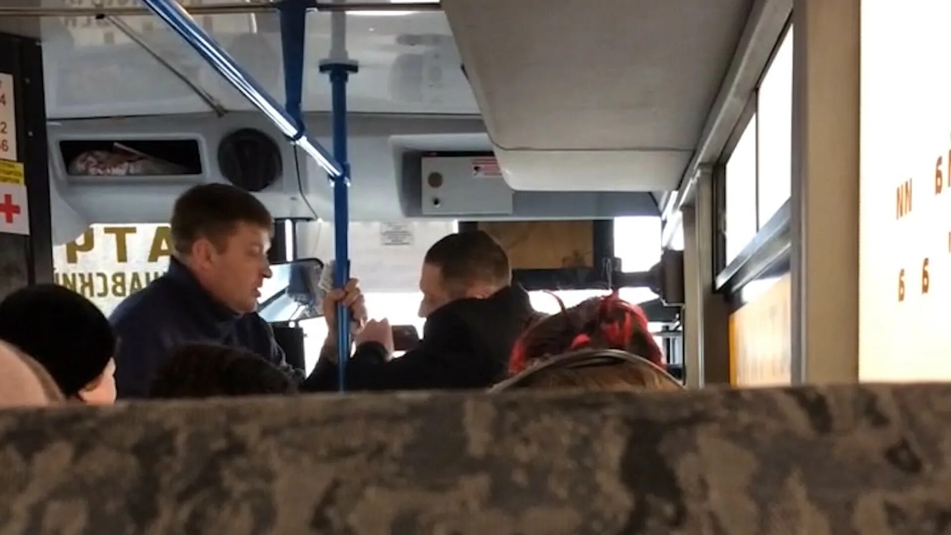 Машинист останови этот автобус видео мужик. Останови этот автобус видео. Автобус 815. Останови этот автобус видео. Останови этот автобус видео.