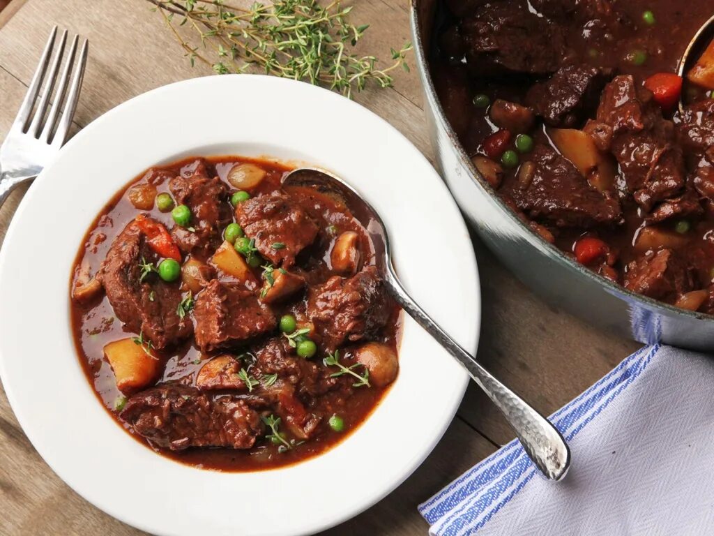 Томленая говяжья шея. Говядина в казане в духовке. Мясо тушеное по кремлевски. Говядина в казане в духовке. Говядина в казане в духовке.