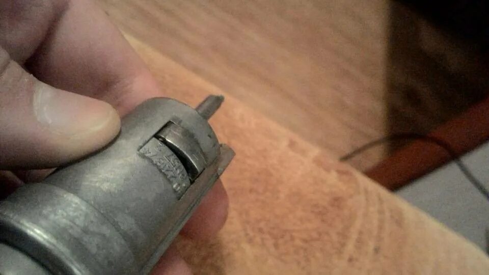 Личинка замка двери нексия n150 артикул. Разобрать личинку замка зажигания дэу нексия. Замена личинки замка двери дэу нексия. Замена личинки нексия. Нексия 2 управления замок зажигания.