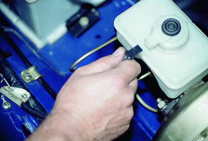 Главный тормозной цилиндр газель бизнес 4216. Renault scenic 2 бачок тормозной. Как снять бачок тормозного цилиндра. Тормозной бачок газ 3110. Megane 2 бачок тормозной жидкости.