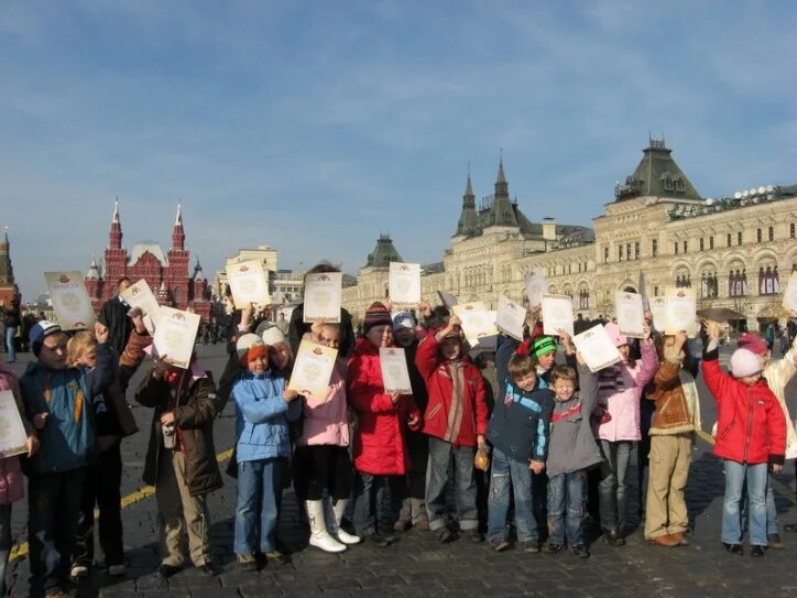 Москва экскурсии для детей 8. Исторический музей в москве на красной площади экскурсии. Экскурсия по красной площади. Дети на экскурсии. Москва экскурсии для детей 8.