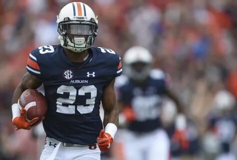 Ryan Davis breaks Auburn's single-season reception record.