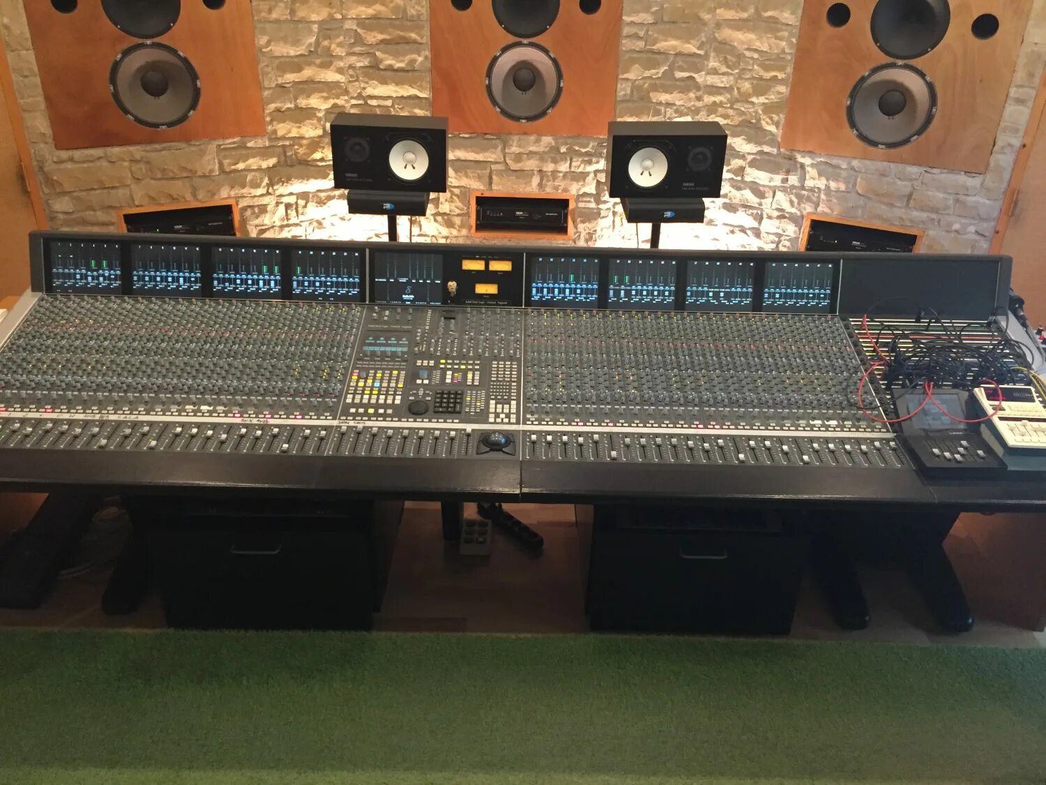 Ssl console. Ssl студийная консоль. ssl delta 24. ssl duality. ssl duality 96.