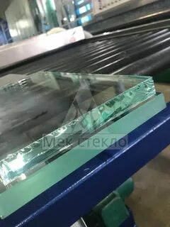 В стекольной мастерской вырезают стекла на заказ