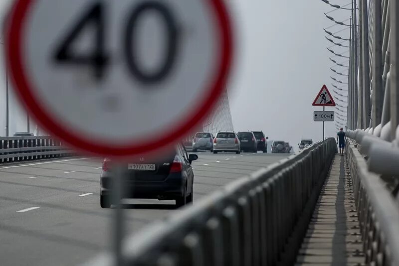 Снижение скорости. Превышение скорости. Снижение скорости движения автомобиля. Превышение скорости в городе.