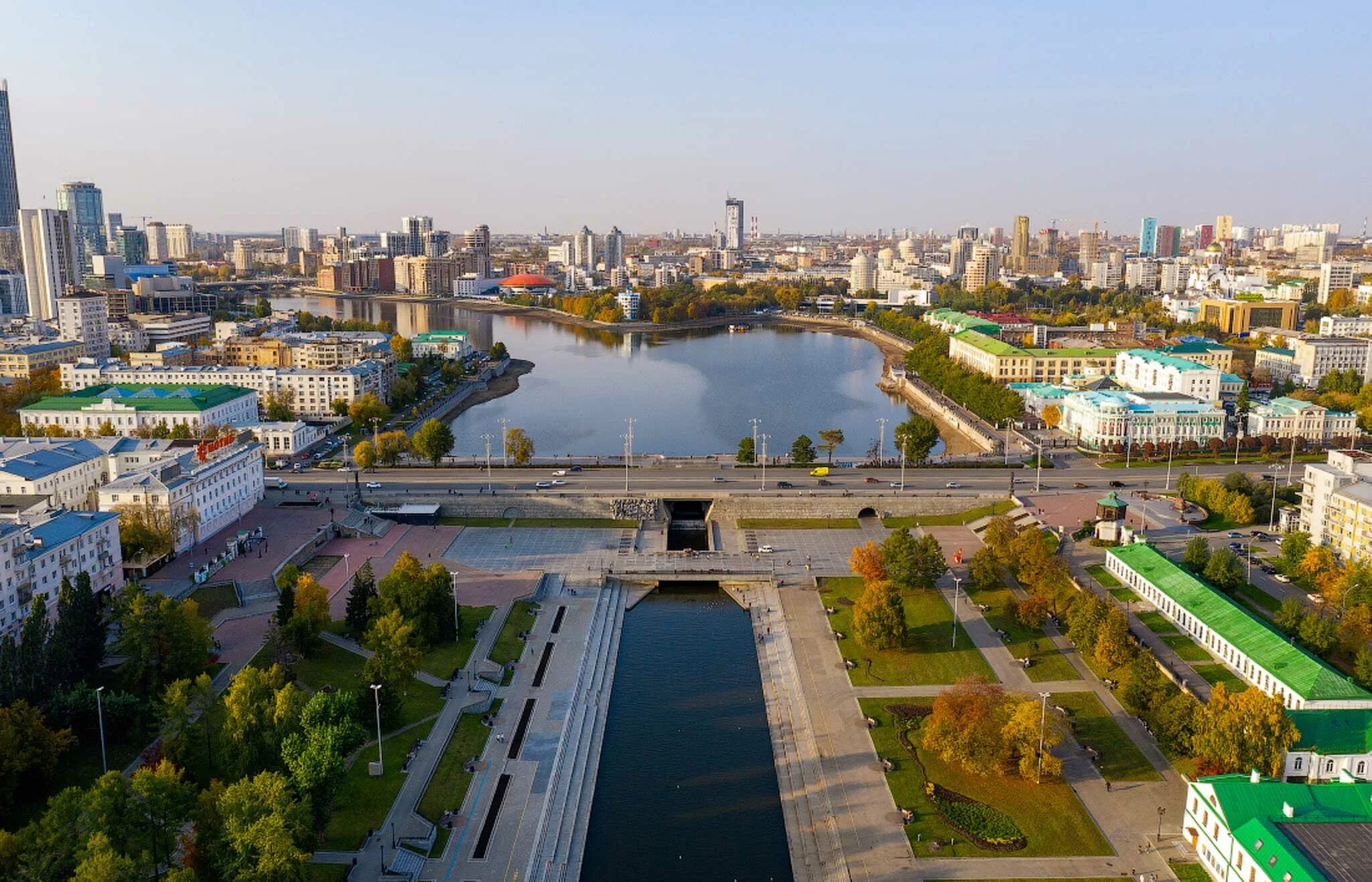 Самое интересное в екатеринбурге. Река Исеть и Плотинка Екатеринбург. Плотинка и исторический сквер Екатеринбурга. Плотинка Екатеринбург вид сверху. Исеть Плотинка Екатеринбург.