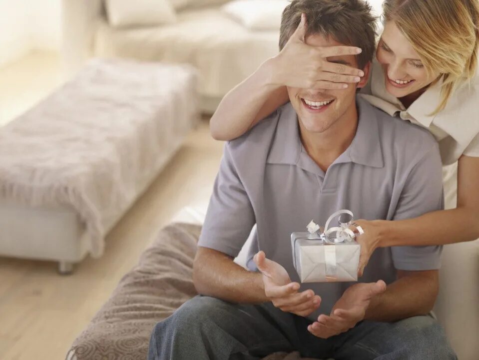 Влюбленные за столом. Комфортная жизнь. Девушка заказывает в интернете. Комфорт и уют в доме. Комфортная жизнь.