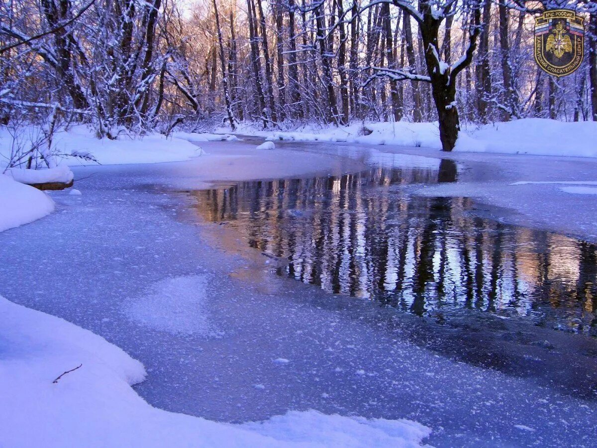 Ранняя оттепель. Замерзший водоем. Пруд зимой. Лед на реке. Зимняя речка.